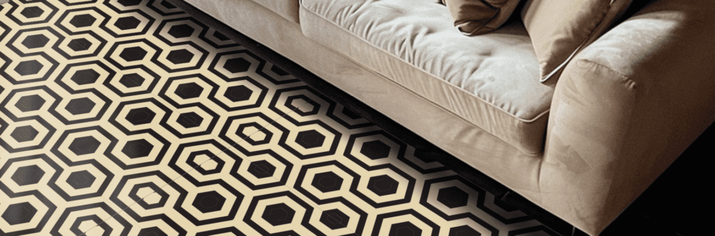 n el mundo del interiorismo, el hexágono no es solo una figura geométrica; es una herramienta de diseño poderosa. Las alfombras hexagonales han ganado terreno por su capacidad para delimitar espacios de forma orgánica