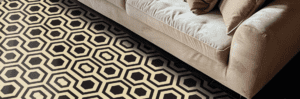 n el mundo del interiorismo, el hexágono no es solo una figura geométrica; es una herramienta de diseño poderosa. Las alfombras hexagonales han ganado terreno por su capacidad para delimitar espacios de forma orgánica